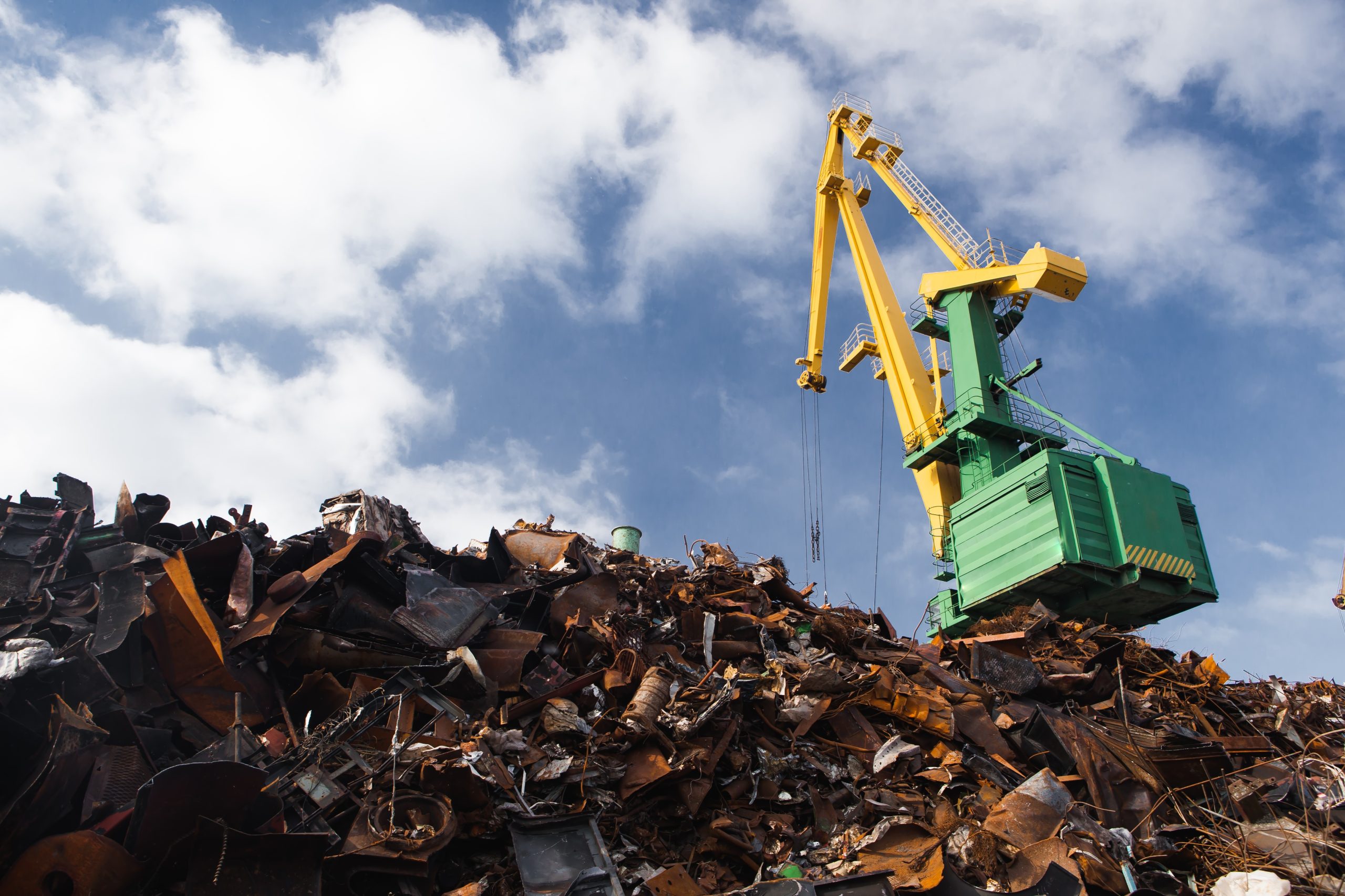 20559032 – scrap metal loading
