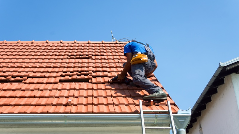 21683240 – worker repairing roof