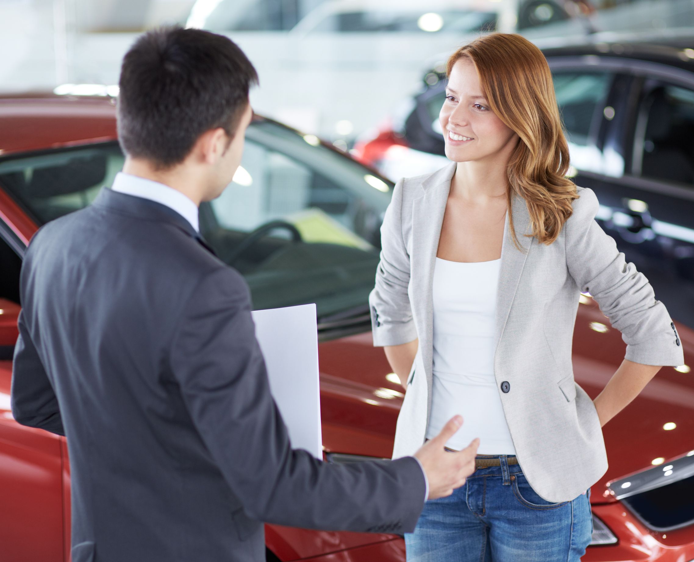 21817846_l-car dealer and happy female communicating in automobile center